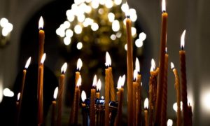 В субботу перед воскресеньем, в которое мы празднуем День Святой Троицы, проходят в храмах заупокойные богослужения Троицкой вселенской родительской субботы. Таких вселенских родительских поминальных суббот всего две в году. Первая из них – мясопустная. Празднуется всегда перед Неделей о Страшном суде. Церковью положены в субботу перед этим днем заупокойные поминовения потому, что мы знаем, что окончательно до Второго пришествия Христова участь наших усопших не определена. Это случится только тогда, когда Спаситель явится судить мир и души усопших снова войдут в тела. И человек в целостности своего духовно-телесного естества встанет на Страшный суд, за которым либо рай, либо ад на веки вечные. Но до этого момента молиться об усопших наш святой долг. Ведь по нашим молитвам им даруется Божественная благодать, и Господь прощает их грехи. Протоиерей Олег Давыденков в учебнике «Догматическое богословие» пишет об этом: «Мздовоздаяние после частного суда не является окончательным, это лишь ожидание блаженства или мучения. Изменение участи тех, кто умер в покаянии, но во время земной жизни не принес достойных его плодов, возможно. Православная Церковь с древнейших времен верует, что Божественная литургия, молитва, милостыня, различные подвиги, например, посты, которые приносятся за усопших, исхищают от уз ада их души и помогают им в достижении блаженного воскресения. В возможности изменения загробного состояния нас убеждает то, что грешники принадлежат вместе с нами одному и тому же Телу Христову. И хотя сами они не могут освободиться из ада, освобождение их возможно по молитвам Церкви, т. к. Господь сказал: И если чего попросите у Отца во имя Мое, то сделаю… (Ин. 14:13); И все, чего ни попросите в молитве с верою, получите (Мф. 21:22). Христос имеет ключи ада и смерти (Откр. 1:18)». О том же пишет и святитель Феофан Затворник: «Участь отшедших не считается решенною до всеобщего суда. Дотоле мы никого не можем считать осужденными окончательно; и на сем основании молимся, утверждаясь надеждою на безмерное милосердие Божие. У отшедших скоро начинается подвиг перехода через мытарства. Тут нужна ей (душе) помощь! Станьте тогда в этой мысли, и вы услышите вопль её к вам: ‟Помоги!” – вот на что вам надлежит устремить всё внимание и всю любовь к ней. Я думаю, самое действительное засвидетельствование любви будет, если с минуты отхода души вы, оставя хлопоты о теле другим, сами отстранитесь и, уединясь где можно, погрузитесь в молитву о ней в новом её состоянии и новых неожиданных нуждах. Начав так, будьте в непрестанном вопле к Богу – ей о помощи в продолжении шести недель, да и далее…» И церковная история изобилует такими примерами. Можно вспомнить пример из Ветхого Завета, когда Иуда Маккавей молился Богу о прощении греха умерших воинов, взявших идоложертвенные вещи, принадлежащие капищу (2 Макк. 12:38–45). В Книге Премудрости Иисуса, сына Сирахова, есть следующие стихи: «Благодать даяния пред всяким живым (да будет), и над мертвецем не возбрани благодати» (Сир. 7:36). Также известен диалог преподобного Макария Египетского с черепом языческого жреца. Последний благодарит святого за молитву, повествуя о том, что по его молитве угашается адское пламя. А святитель Марк Эфесский пишет: «И нет ничего удивительного, если мы о них молимся, когда, вот, некоторые (святые) лично молившиеся о нечестивых, были услышаны; так напр. блаженная Фекла своими молитвами перенесла Фалкониллу из места, где нечестивые были держимы; и великий Григорий Двоеслов, как повествуется, – царя Траяна. Ибо Церковь Божия, отнюдь, не отчаявается в отношении таковых, и всем в вере усопшим, хотя бы они и были самыми грешными, вымоливает у Бога облегчение, как в общих, так и частных молитвах о них». Из отечественной церковной истории известен случай разговора святителя Феодосия Черниговского, который явился во сне преподобному Алексию Голосеевскому, на тот момент дежурившему у раки с его мощами. Произошел следующий диалог… Святитель попросил у преподобного Алексия: «‟Прошу тебя, когда будешь служить Литургию, упомянуть моих родителей”. Святитель назвал имена: иерей Никита и Мария. До этого имена родителей не были известны по житию. Позже, разбирали архив монастыря, где архимандрит Феодосий был настоятелем, нашли его личный помянник. Там первыми были записаны отец и мать: иерей Никита и Мария. Иеромонах Алексий сказал: ‟Как можешь ты, святитель, просить моих молитв, когда сам ты стоишь перед Небесным Престолом и подаешь людям Божию благодать?”. Св. Феодосий ответил: ‟приношение на Литургии сильнее моих молитв”». Троицкая родительская поминальная суббота также названа Вселенской, так как в виду предстоящего праздника Пятидесятницы – этого Дня Рождения Церкви, Дух Святой сошел на апостолов и сотворил из них Церковь. В ближайшую субботу мы вспоминаем всех умерших православных христиан, членов Церкви – этого Тела Христова – и молимся об упокоении их душ и о прощении их грехов. Священноисповедник Афанасий (Сахаров) в своей замечательной книге «О поминовении усопших по уставу Православной Церкви» писал: «Следуя руководству Святой Церкви, мы исповедуем, что не только православные угодники Божии живут по смерти, но и все верующие не умирают, но живут вечно о Господе, что «из мертвых восстанием Христовым смерть уже не обладает умершими благочестиво, что Господь лишь к жизни другой переселяет рабов Своих, ибо по слову Христову «Бог… несть мертвых, но живых, вси бо Тому живи суть» (Лк. 20:38). Поэтому умирающие о Господе православные христиане не перестают быть членами Святой Церкви, сохраняя с Нею и со всеми остальными Ее чадами самое действительное, реальное, живое общение. Богослужение и молитва являются по преимуществу той сферой, где верующие вступают в теснейшее, наиболее заметное и для внешних чувств и вместе с тем возвышеннейшее и таинственное единение со Святой Церковью и друг с другом. Молитва – главнейшая сила этого единения». Вступим же, дорогие братья и сестры, в это общение с Богом и с нашими усопшими близкими для их и нашего спасения, ведь молитвенное ходатайство за наших почивших сродников не останется напрасным и не замеченным Господом, потому что в основе этой молитвы любовь. И так в этом Соборе любви, Которым есть Православная Церковь, происходит великое и пасхальное таинство, когда Христос побеждает личный грех каждого из нас, освобождает от мучащего нас беса, упраздняет смерть не общей философской идеей, но предметно, конкретно индивидуально и действенно. Лишь бы только наши парастас-ходатайство друг за друга и панихида-всенощная не ослабевали. Лишь бы только мы нуждались в молитве, как рыба нуждается в воде. И в глубине ее и мы, и наши усопшие обретем милосердного Бога, для Которого живы все… Иерей Андрей Чиженко